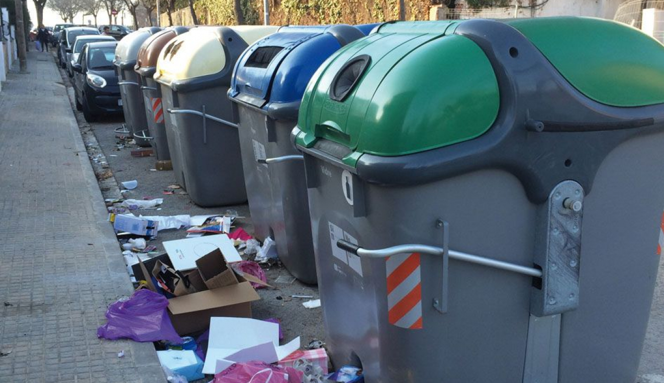 Basura fuera de contenedores